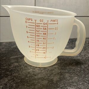 8 cup Mix N Store vintage measuring cup by Tupperware. Excellent condition
